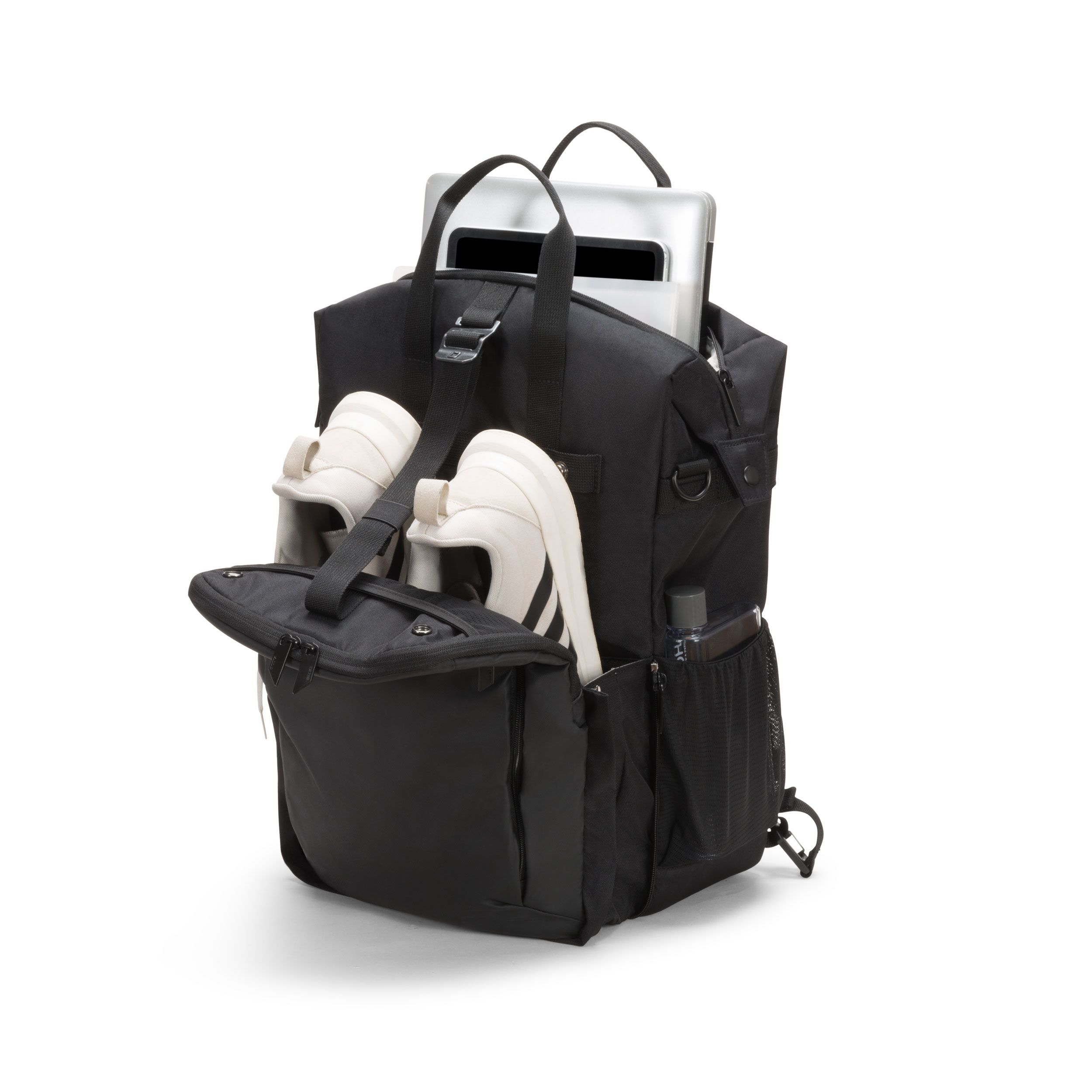 Ein schwarzer Rucksack mit einem Laptop und weißen Schuhen.