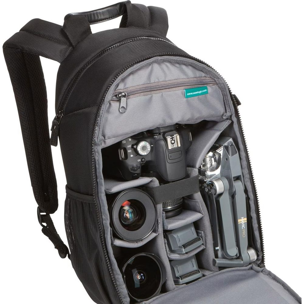 Un sac à dos noir s'ouvre, révélant un appareil photo, des objectifs, un drone et des batteries.