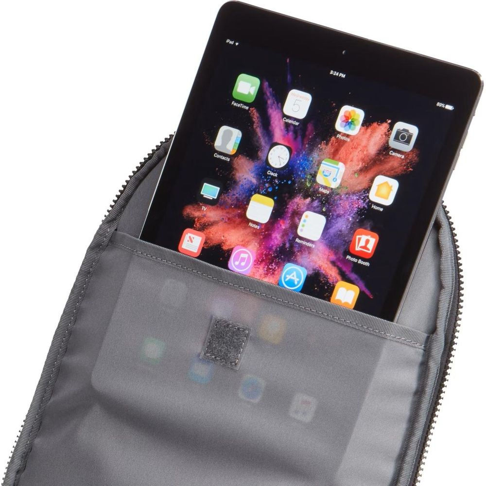 Une tablette avec fond d'écran coloré est dans un étui gris zippé. Des applications sont visibles.