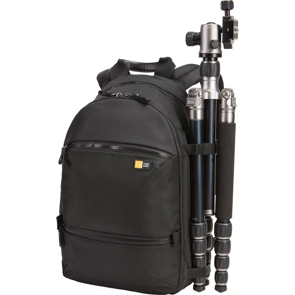 Un sac à dos noir avec un trépied attaché, sur fond blanc.