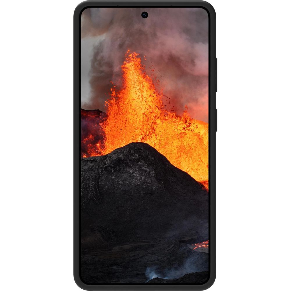 Ein Smartphone zeigt einen Vulkanausbruch mit fließender Lava und Rauch.