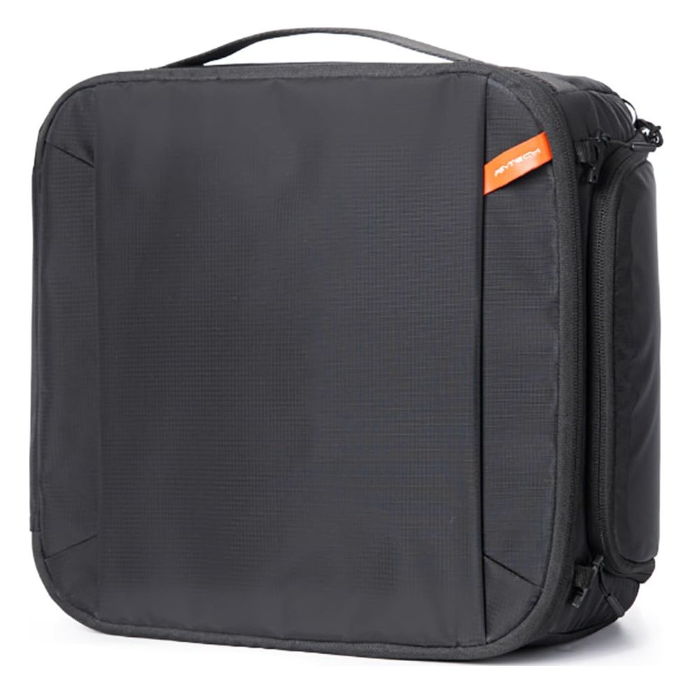 Eine schwarze Tasche mit einem orangefarbenen Etikett und Reißverschlüssen.