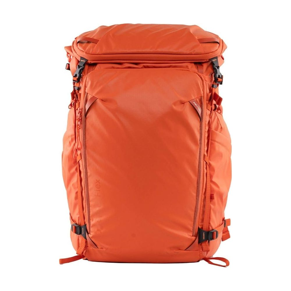 Ein orangefarbener Rucksack mit Reißverschlüssen und Schnallen, isoliert auf weißem Hintergrund.