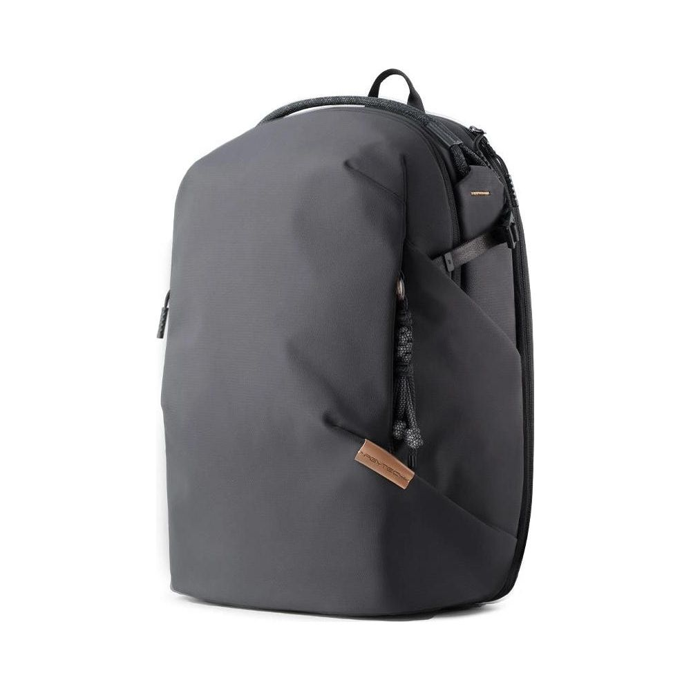Een donkergrijze rugzak met een leren logopatch en touwdetail wordt getoond.
