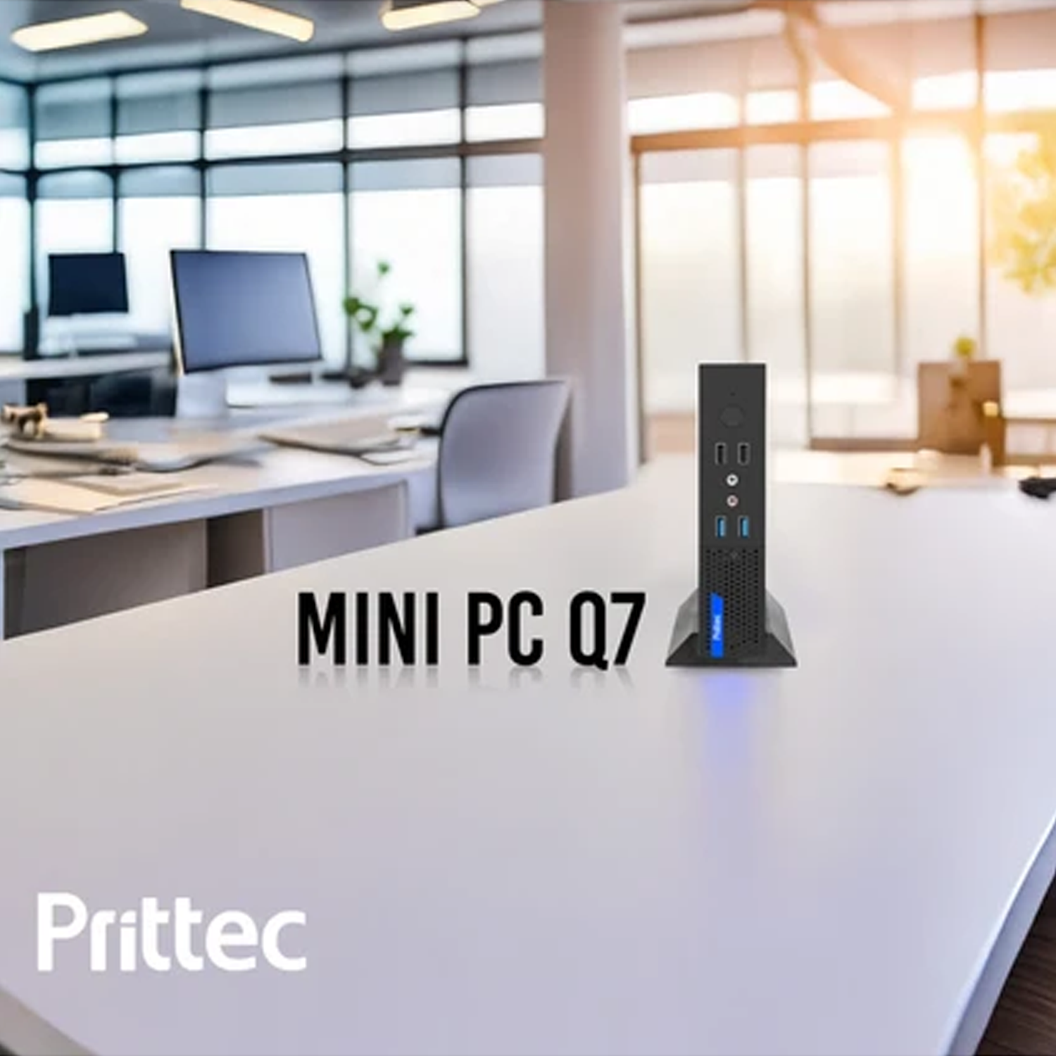 Modern bir ofisteki beyaz masada Prritec Mini PC Q7. Arkada PC'ler ve pencereler.