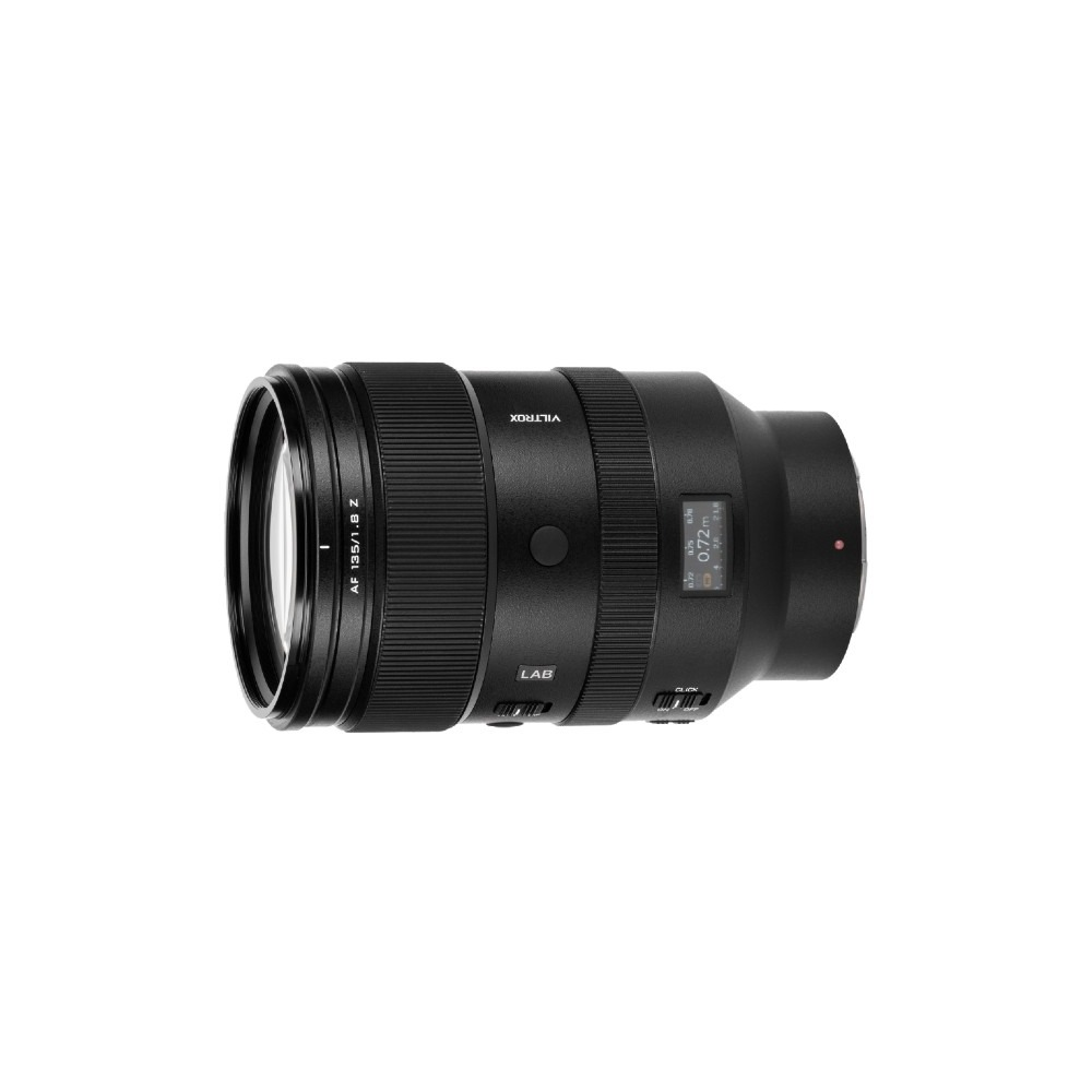 Un obiettivo Viltrox AF 135mm f/1.8 Z nero con display digitale su sfondo bianco.