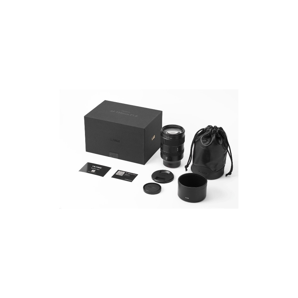Un kit di obiettivi per fotocamera nero con scatola, custodia e accessori su sfondo bianco.