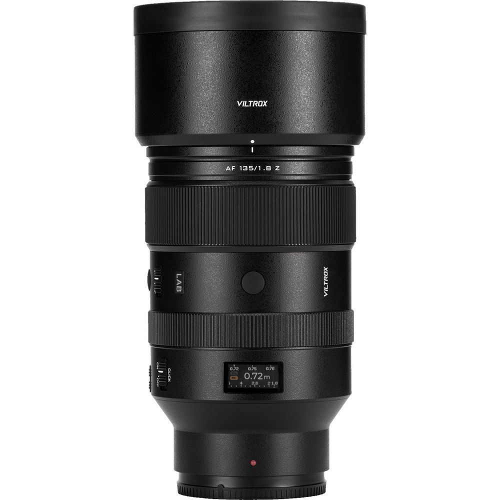 Un obiettivo Viltrox AF 135/1.8 Z nero su sfondo bianco.