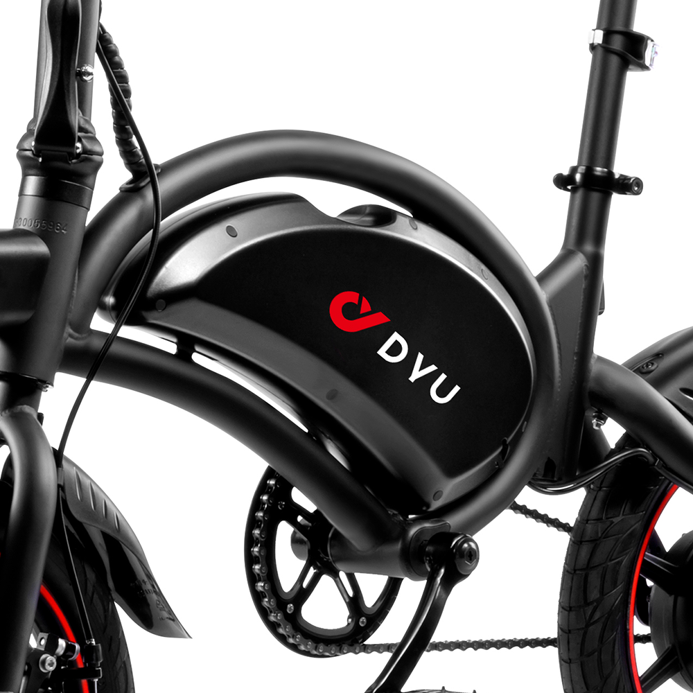 Czarny rower elektryczny z czerwonym logo, łańcuchem i czerwoną opaską na feldze.