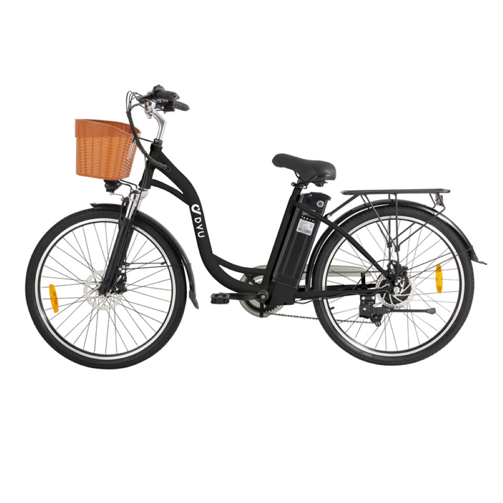 Bicicleta eléctrica negra con cesta marrón delante y portaequipajes detrás.