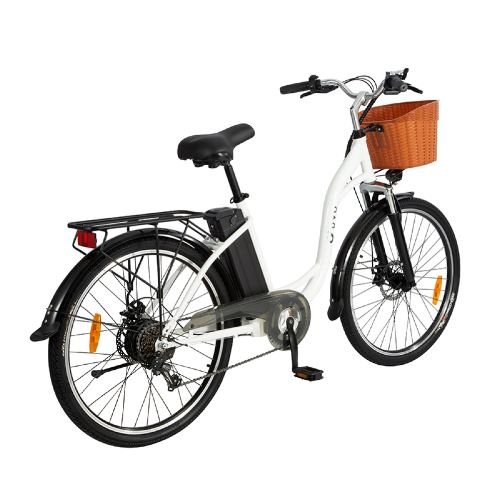 Una bicicleta eléctrica blanca con cesta, portaequipajes y batería, aislada.