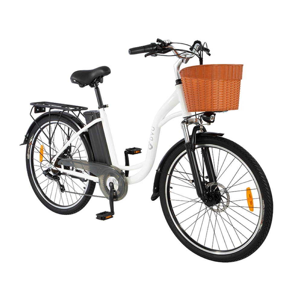 Una bicicleta eléctrica blanca con cesta delantera marrón y portaequipajes trasero negro.