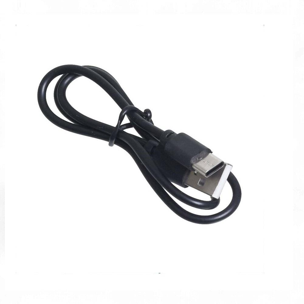 USB-A ve USB-C konektörlü siyah bir USB kablosu, beyaz arka plan üzerinde.