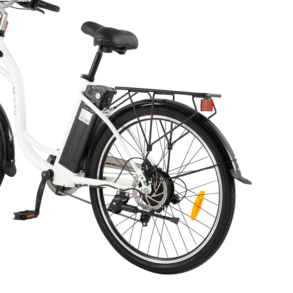 Bici elettrica bianca con sella nera, portapacchi e batteria grande.