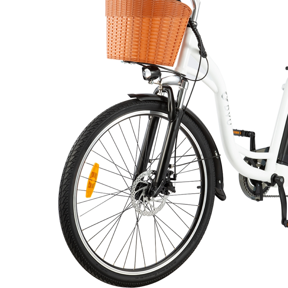 Una bicicletta bianca con cestino arancione, faro e ruota anteriore.