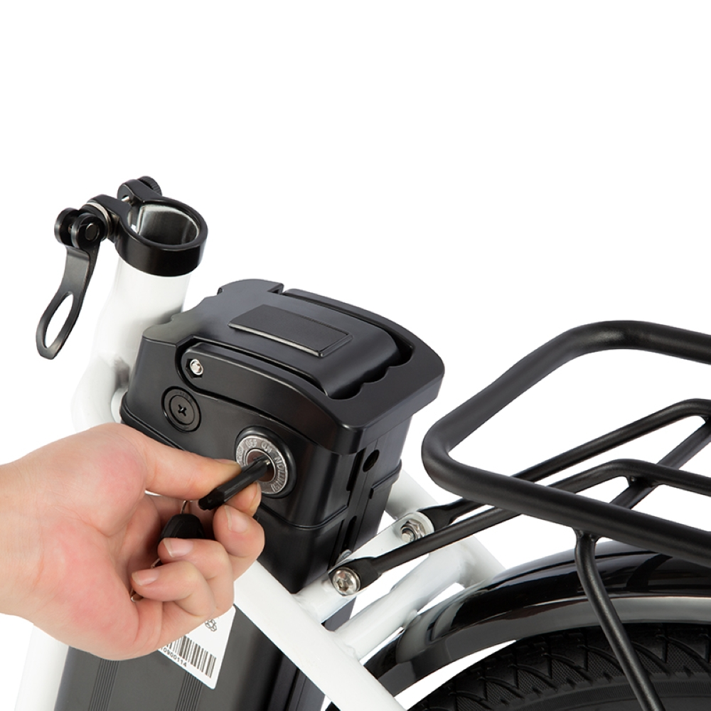 Una mano inserta una llave en el encendido de la batería de una e-bike.