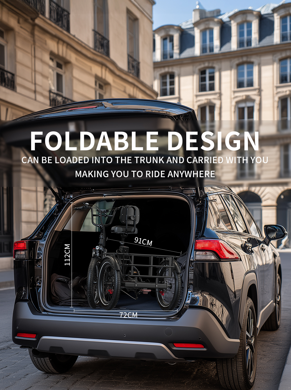 Un coche negro con el maletero abierto que contiene un triciclo plegable. Dimensiones mostradas.