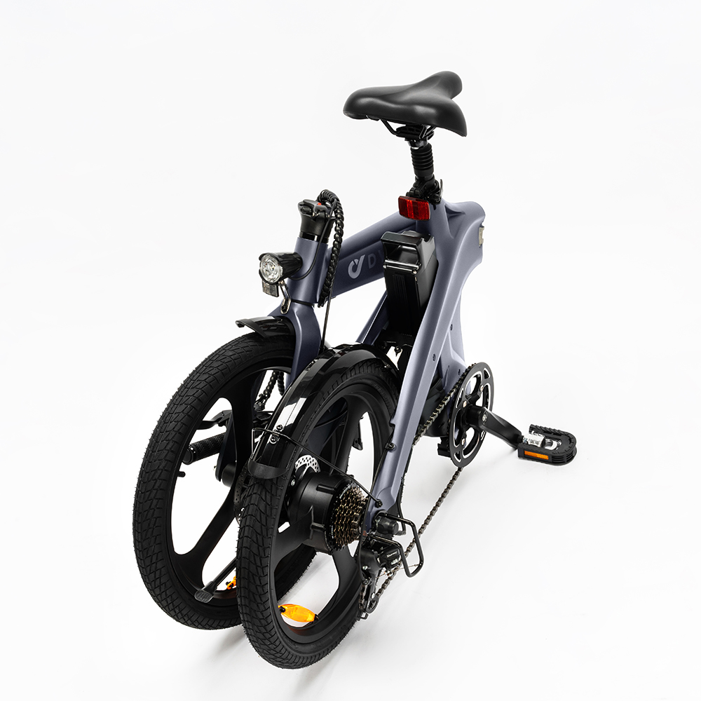 Bici elettrica pieghevole grigia con ruote nere, luce e sella.