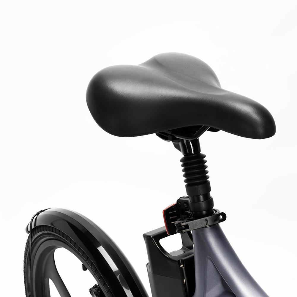 Primo piano del sellino nero e della ruota posteriore di una bici grigia su sfondo bianco.