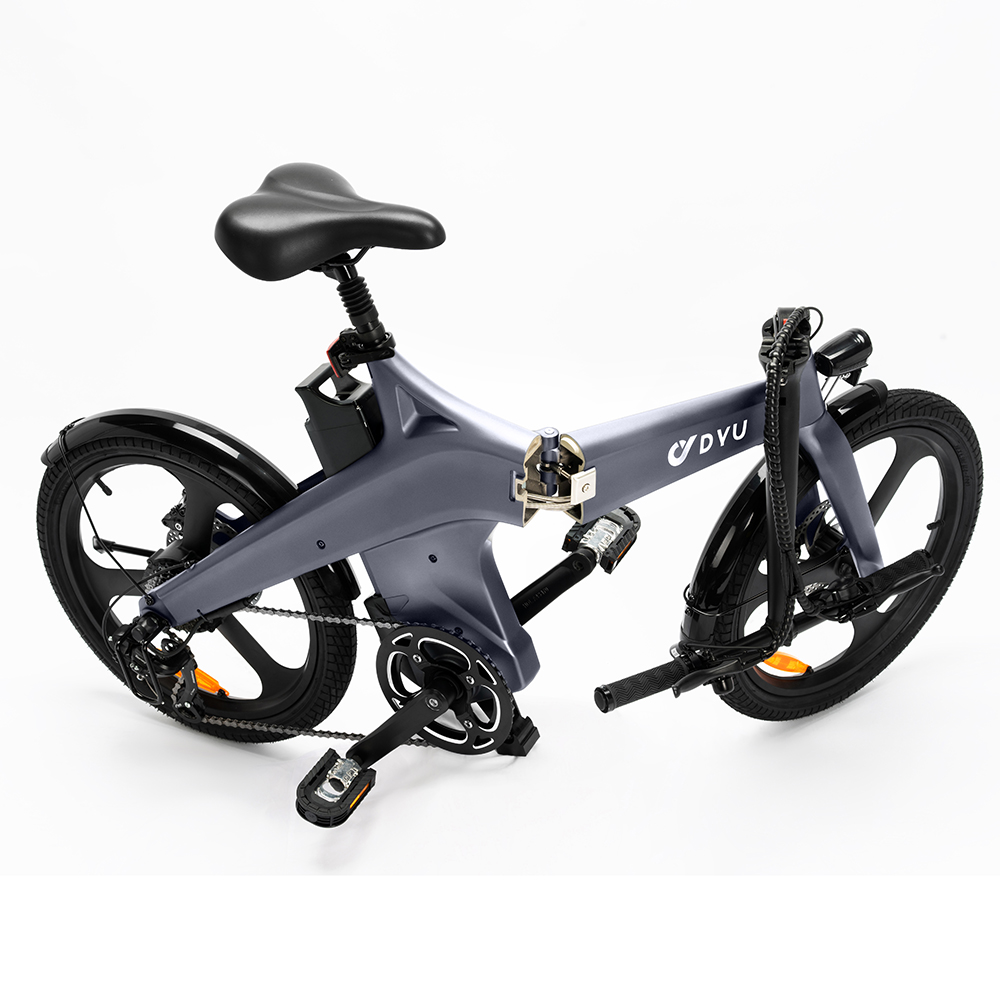Una e-bike pieghevole grigia con sella, ruote e parafanghi neri, su sfondo bianco.