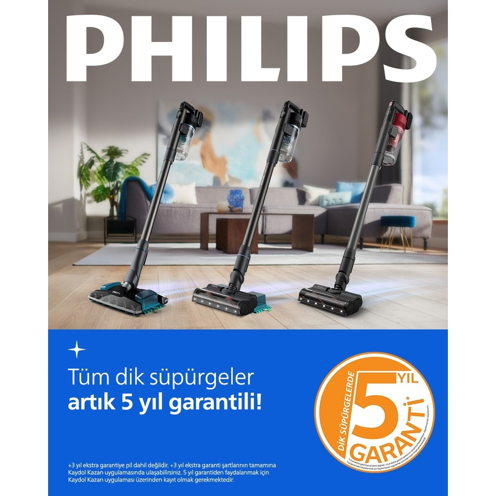 Oturma odasında üç Philips elektrikli süpürge. 5 yıl garanti.