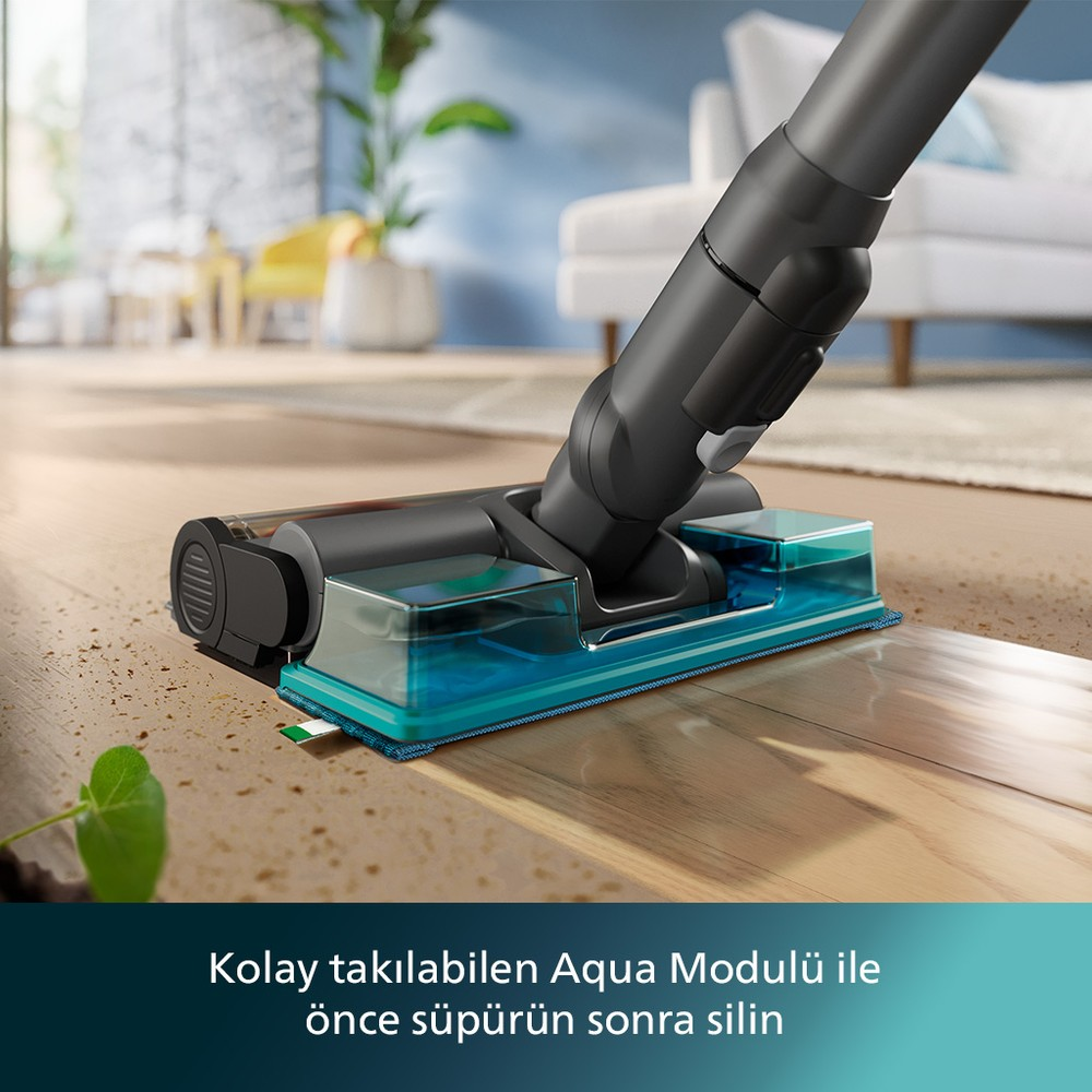 Su tanklı elektrikli süpürge başlığı ahşap zemini siliyor. Kirli nokta.