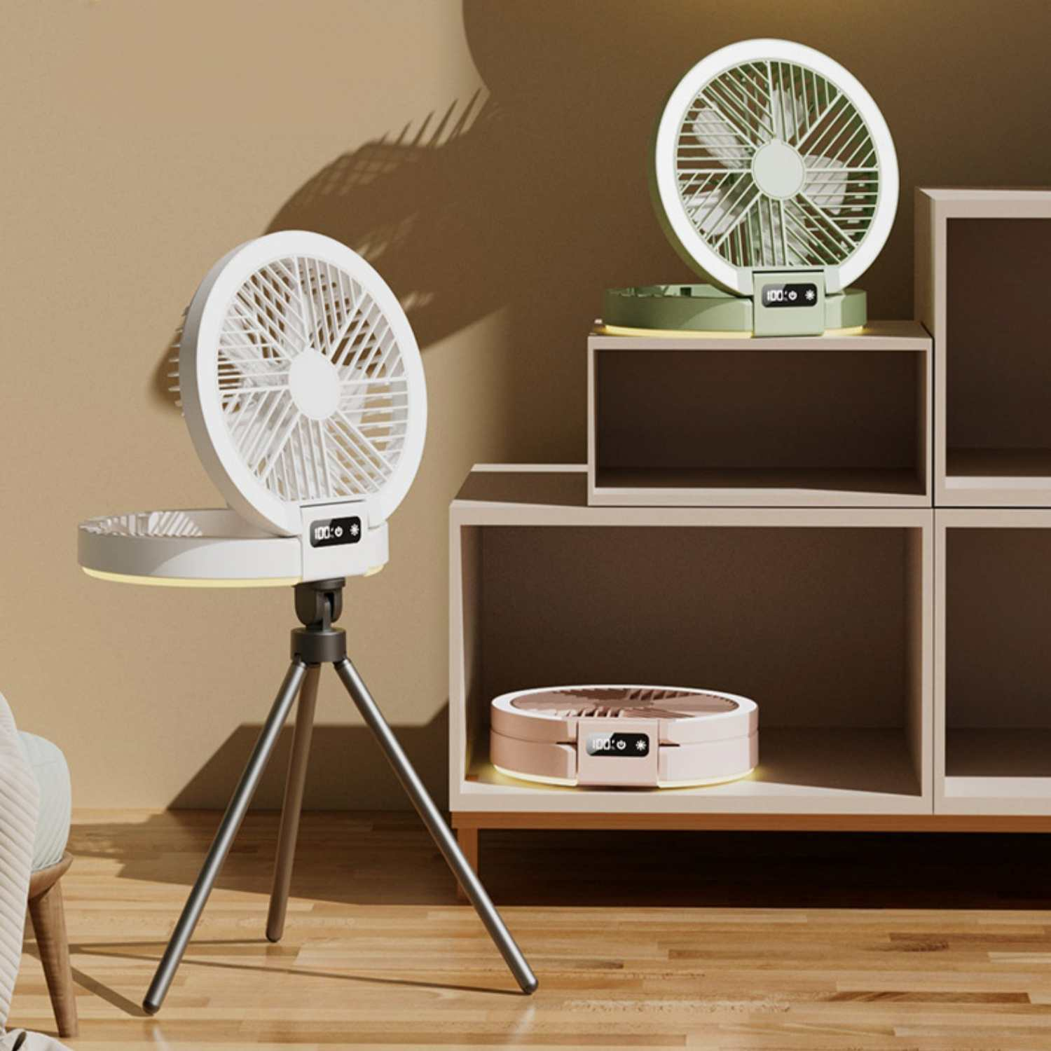 Weißer Ventilator auf Stativ, grüner Ventilator auf Regal, rosa Ventilator geschlossen auf Regal.