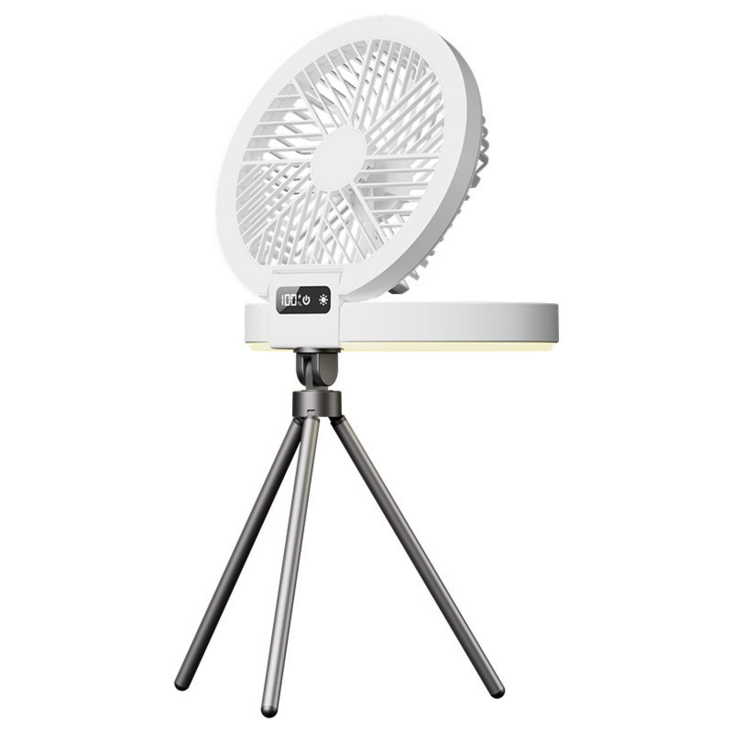 Ein weißer Ventilator mit integriertem Licht steht auf einem silbernen Stativ.