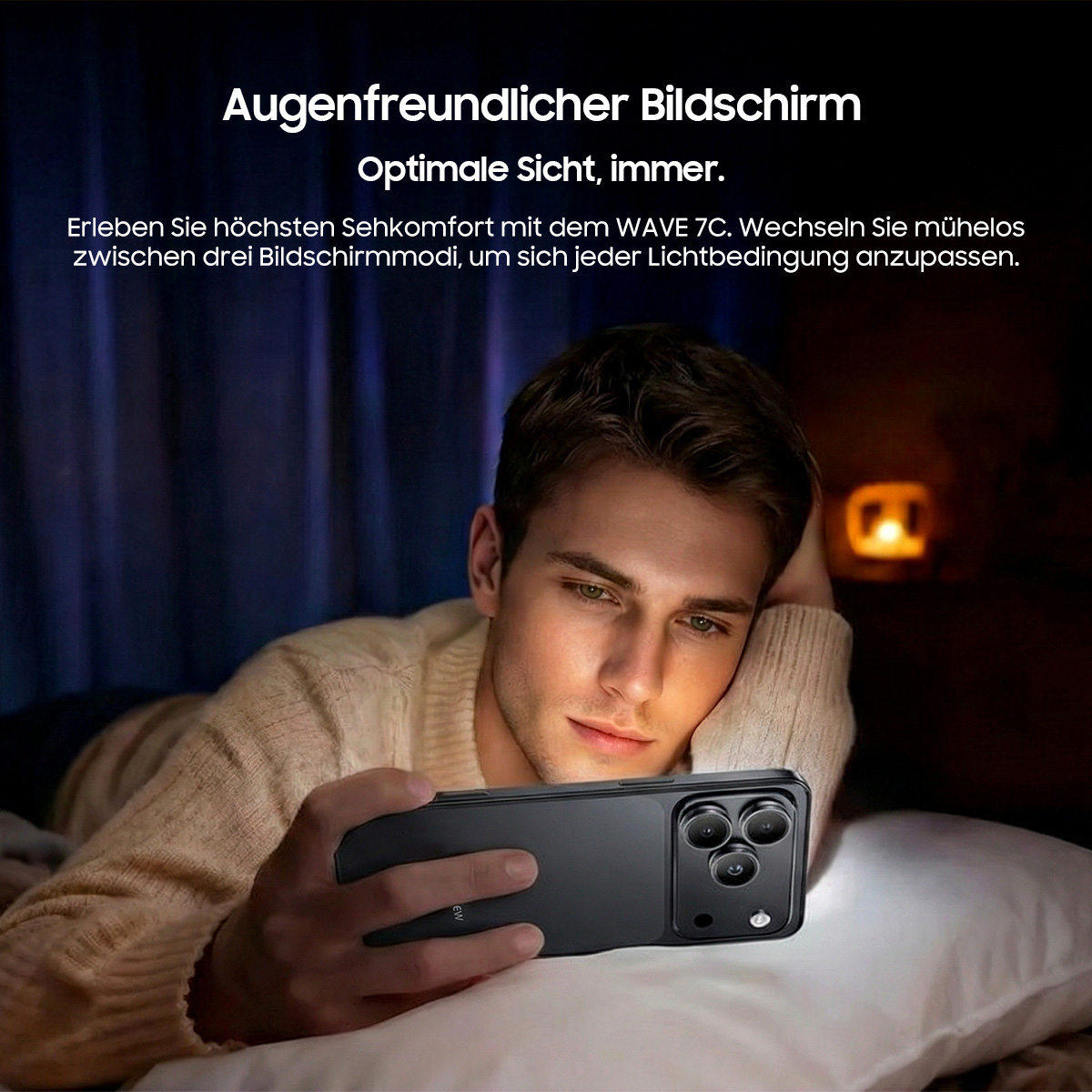 Uomo sdraiato a letto guarda il suo smartphone con tre fotocamere.