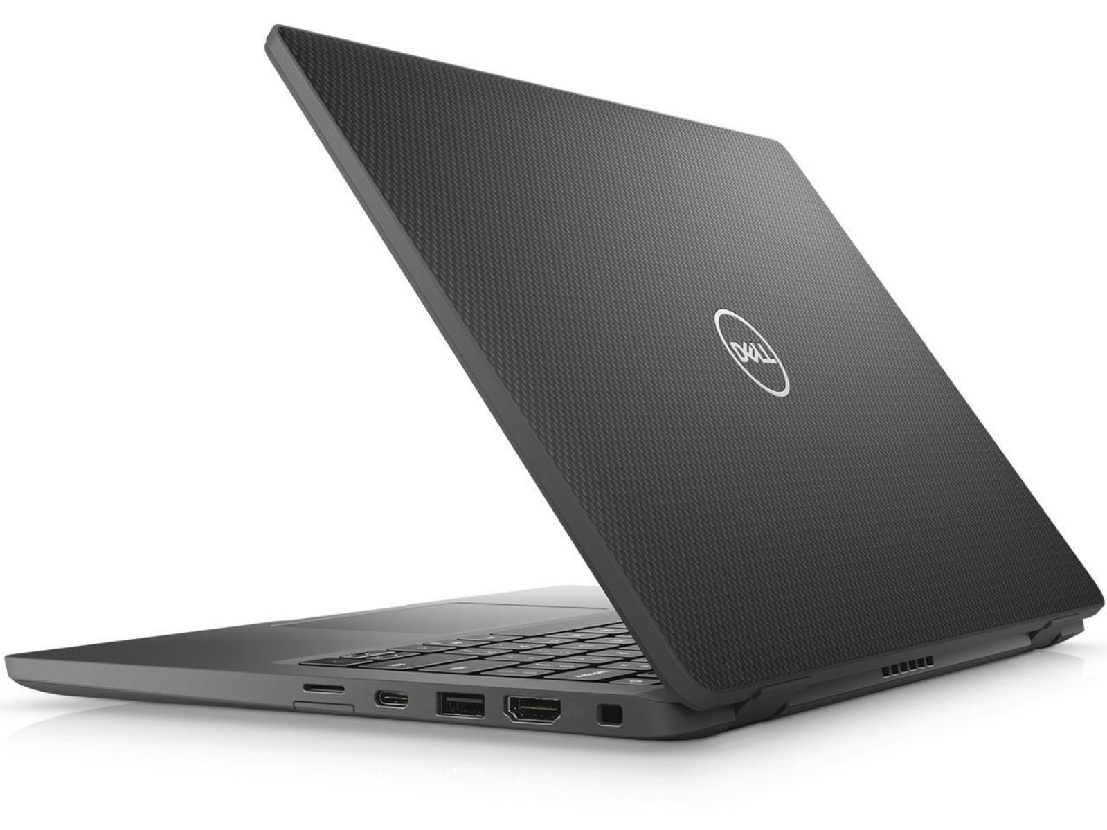 Ein schwarzer Dell Laptop mit Textur auf dem Deckel, geöffnet und auf weißem Hintergrund.