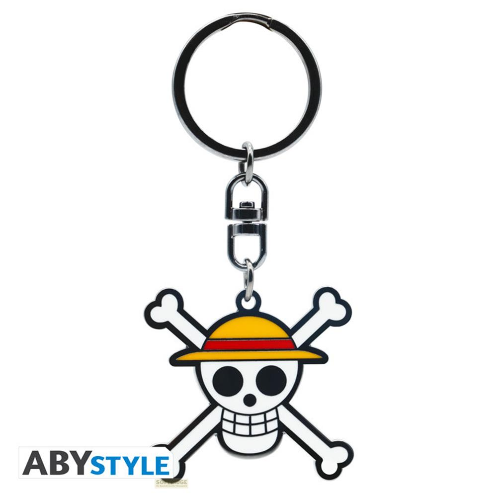 Un llavero con un emblema de calavera y tibias cruzadas bajo un sombrero amarillo.