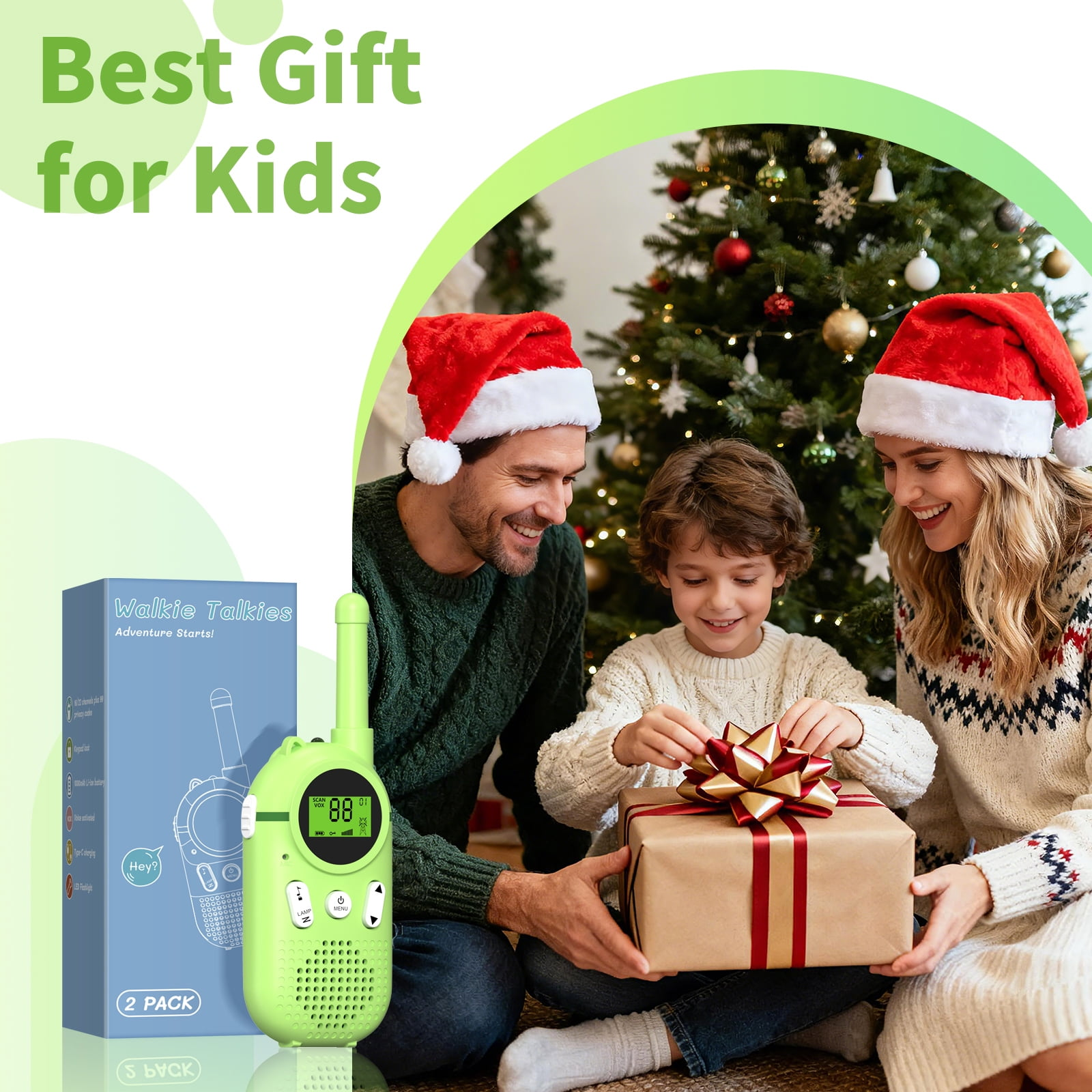 Familie mit Weihnachtsmützen öffnet ein Geschenk am Weihnachtsbaum. Grüne Walkie-Talkies sind sichtbar.