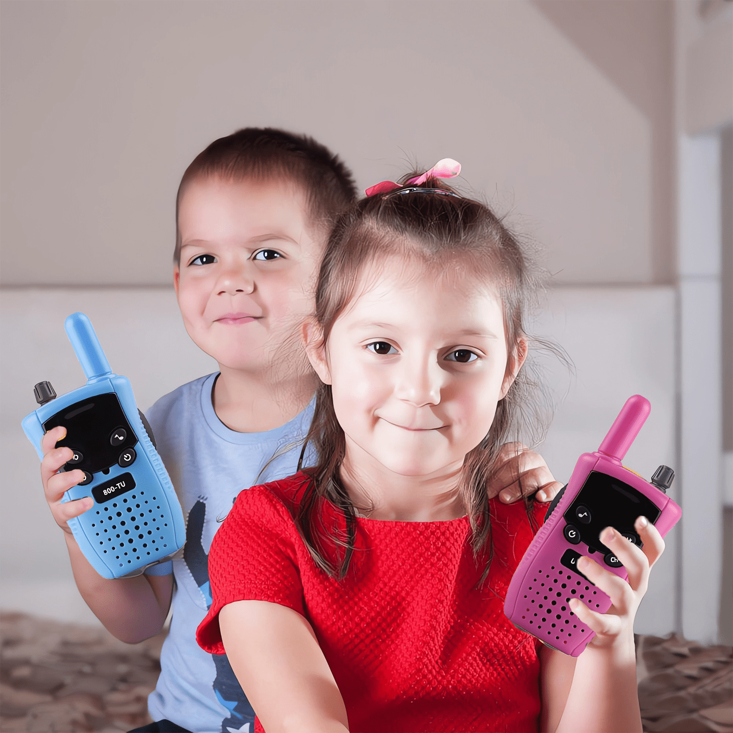 Zwei Kinder halten Walkie-Talkies, ein Junge in Blau, ein Mädchen in Rot.