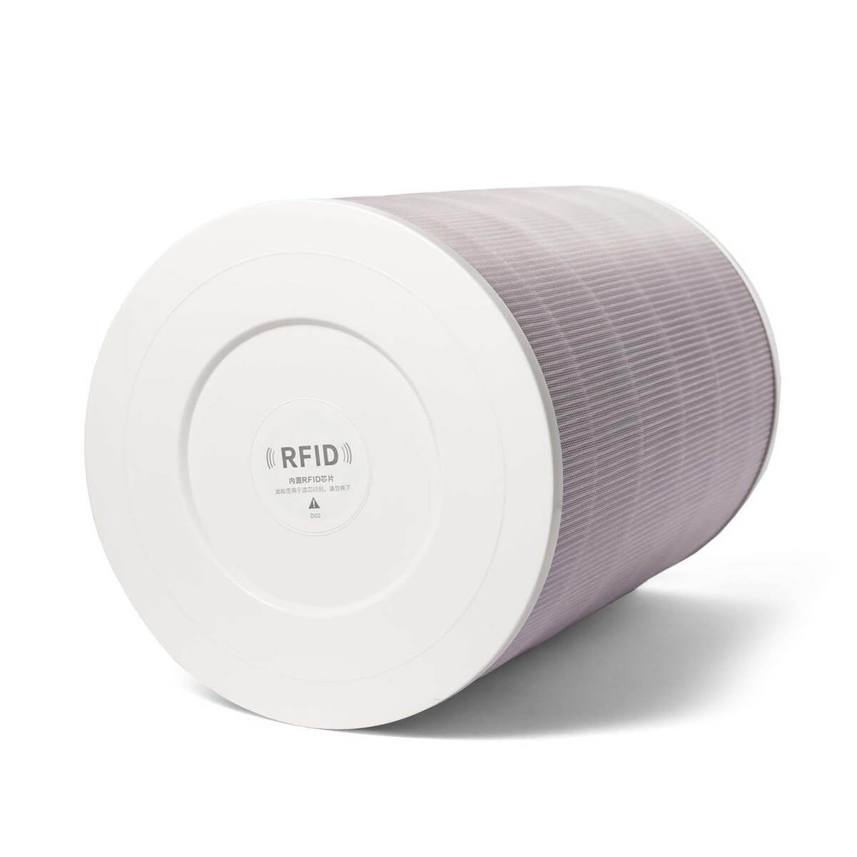 Ein weißer zylindrischer Luftfilter mit RFID-Aufkleber auf der linken Seite.