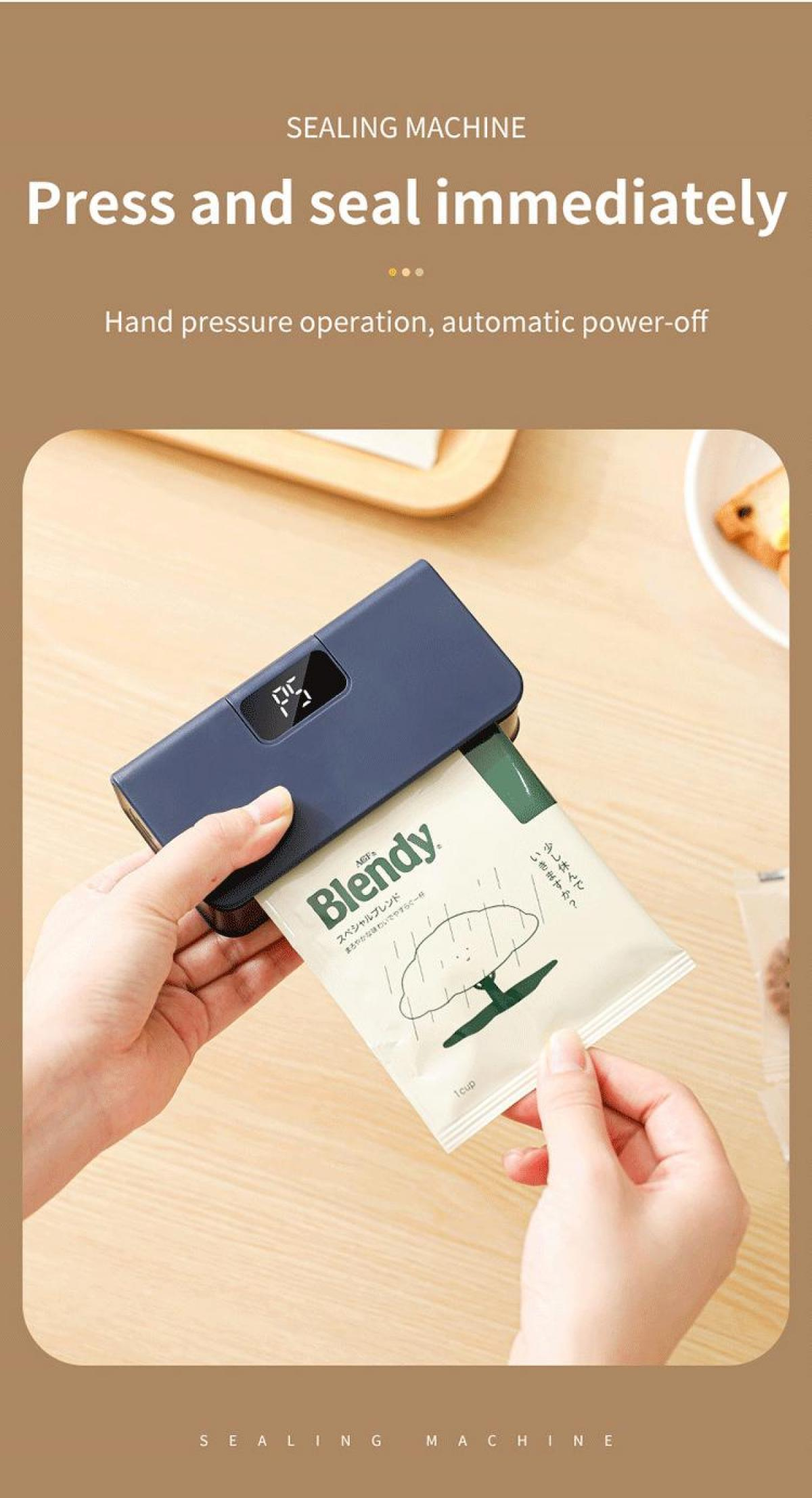 Eine Hand hält eine kleine blaue Siegelmaschine über einer Blendy-Packung.