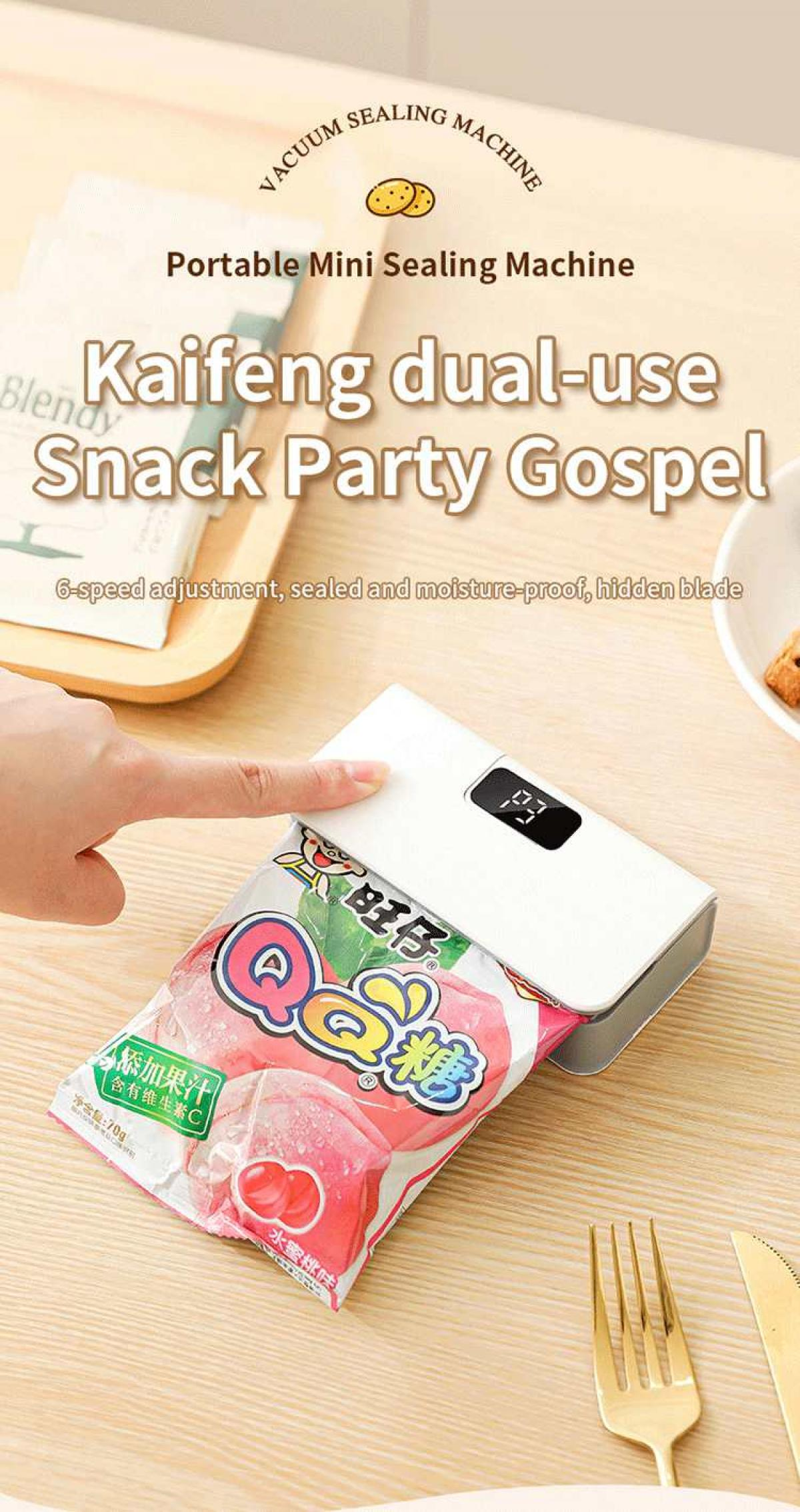 Ein Finger drückt auf eine weiße Vakuumversiegelungsmaschine, die einen Snackbeutel versiegelt.