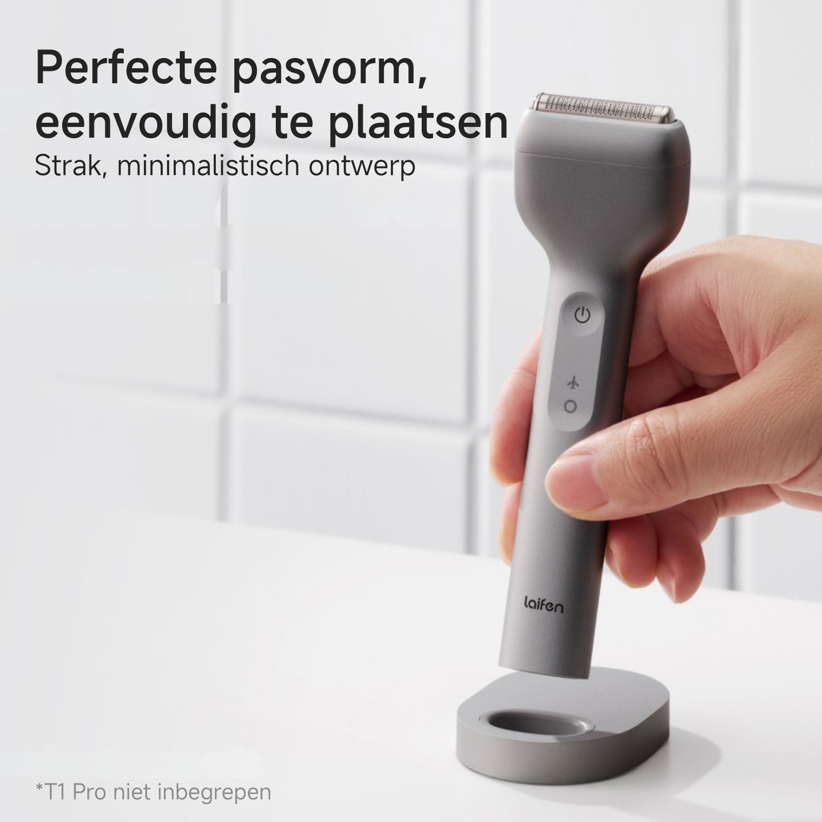Grauer Rasierer wird von einer Hand gehalten, über einer Ladestation.