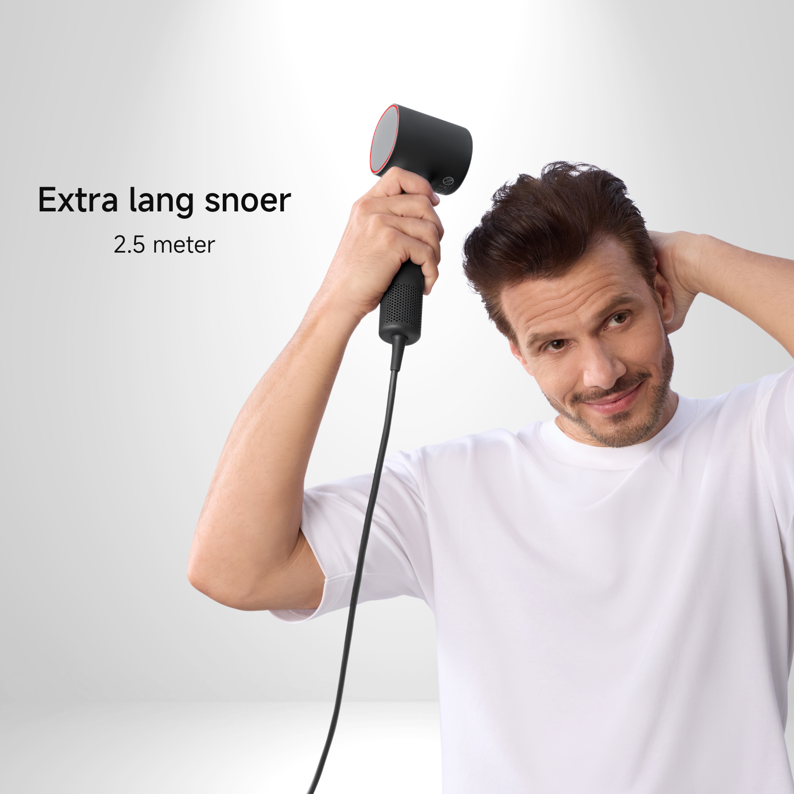 Uomo si asciuga i capelli con asciugacapelli nero. Testo: Lunghezza extra.