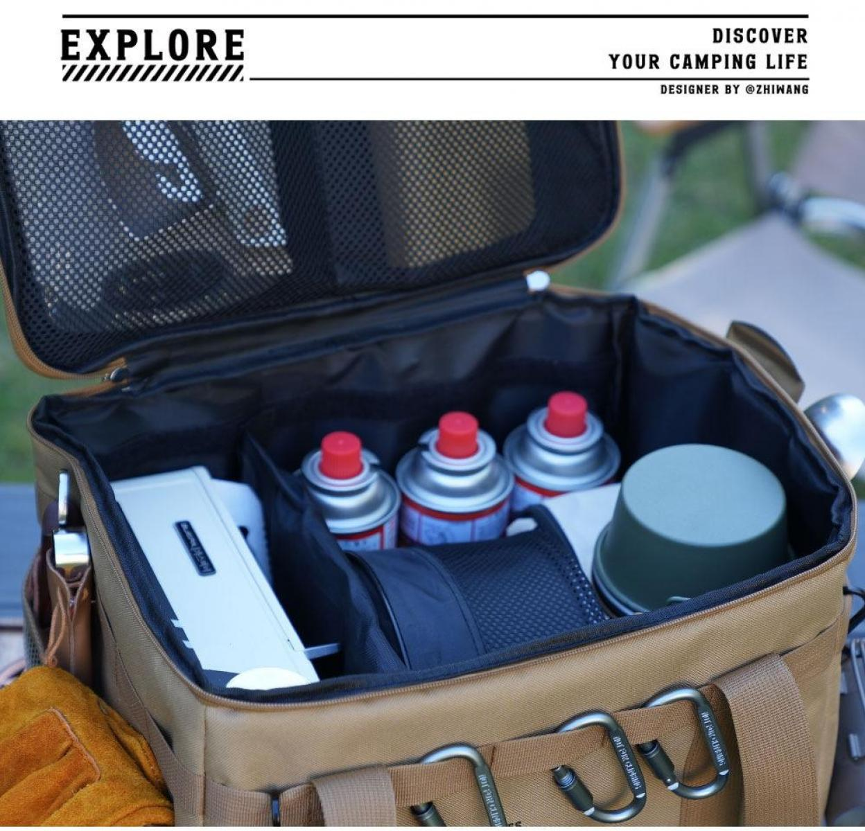 Offene beige Campingtasche mit rotkappenden Kanistern, weißem Objekt und grüner Tasse.