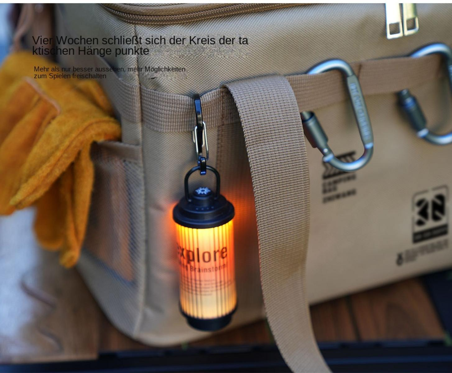 Eine orangefarbene Laterne hängt an einer Tasche mit Karabinern und Handschuhen.