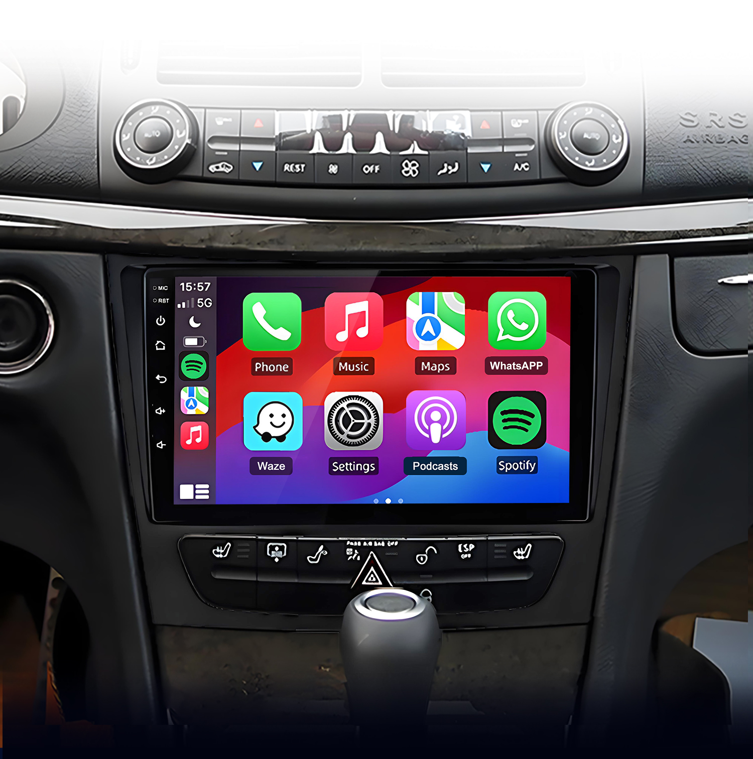 Armaturenbrett eines Autos mit Touchscreen-Infotainmentsystem, das Apps anzeigt.