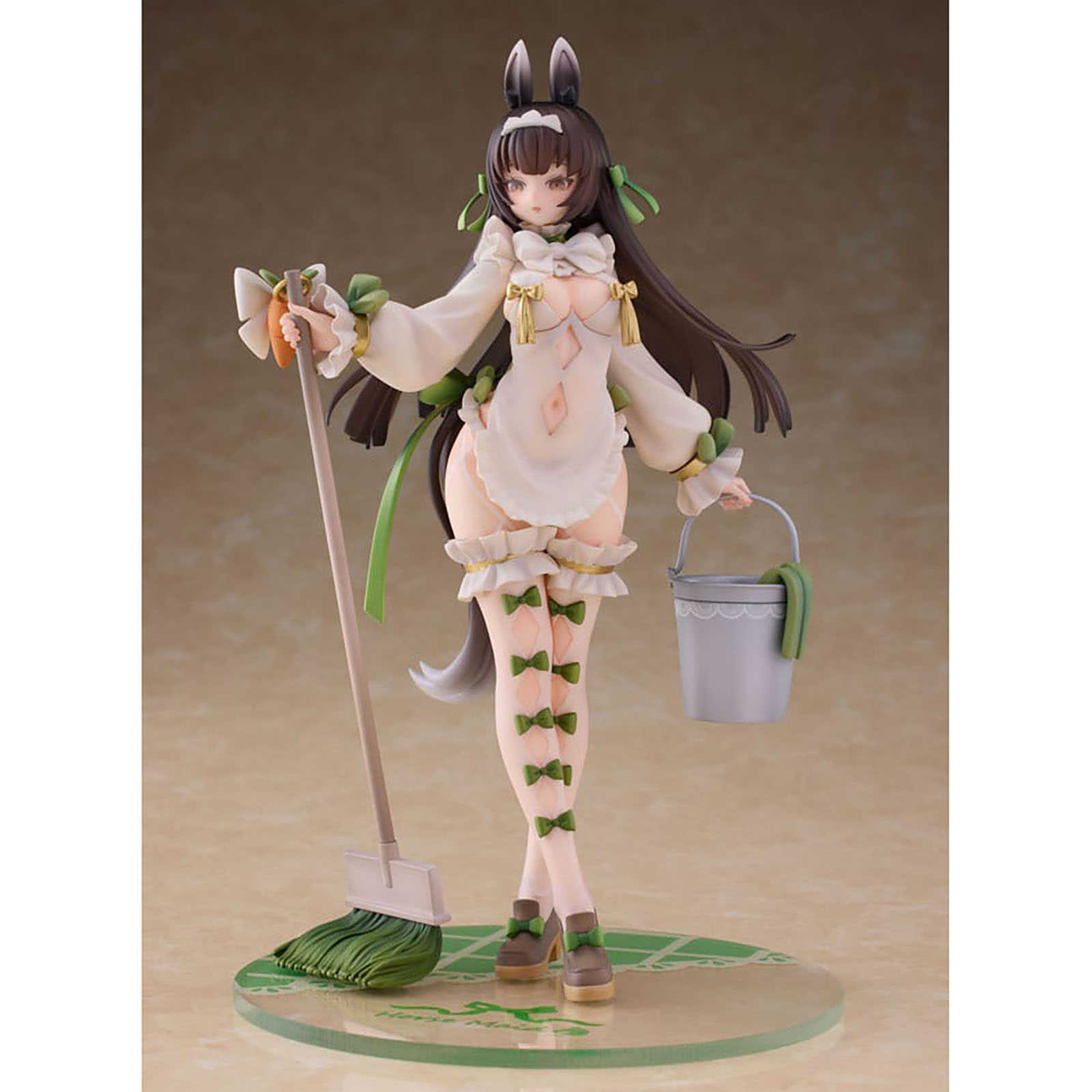 Eine Anime-Figur mit Hasenohren hält einen Besen und einen Eimer.