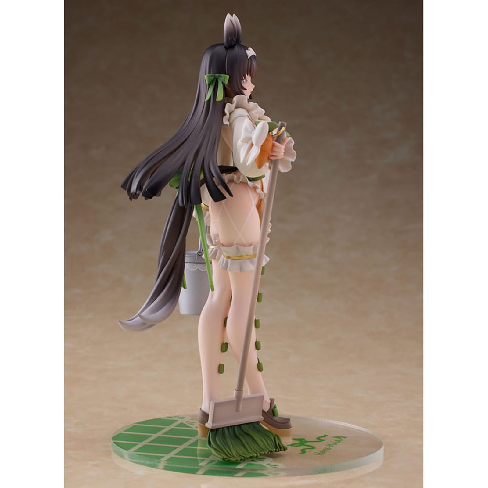 Eine Anime-Figur mit langen schwarzen Haaren und Hasenohren hält einen Mopp.