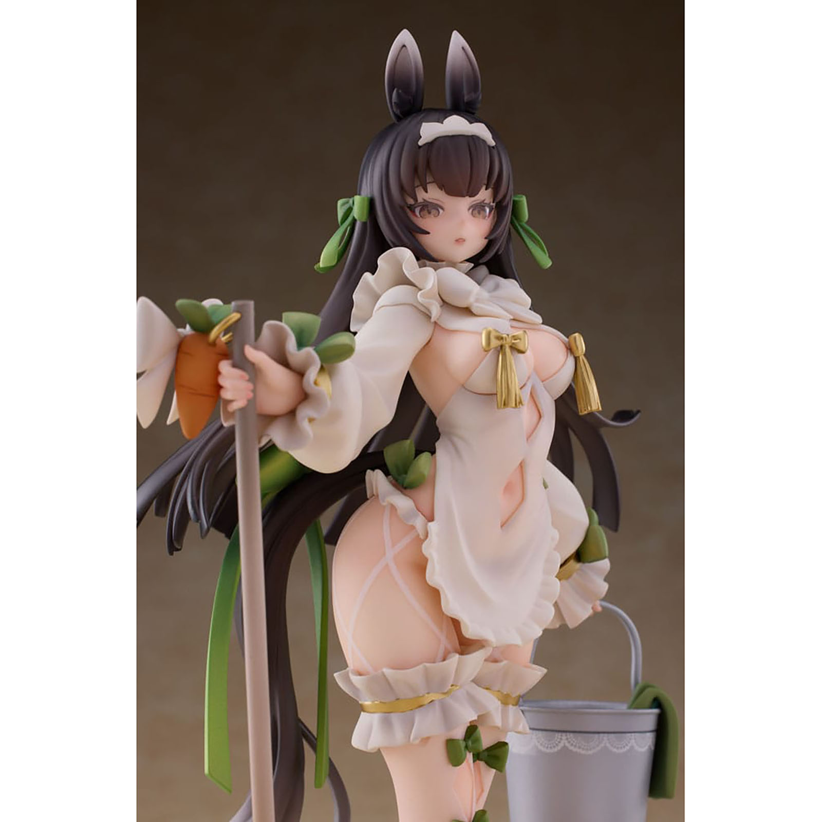 Eine Anime-Figur mit Hasenohren, die eine Schürze und Netzstrümpfe trägt, hält einen Karottenstab und einen Eimer.