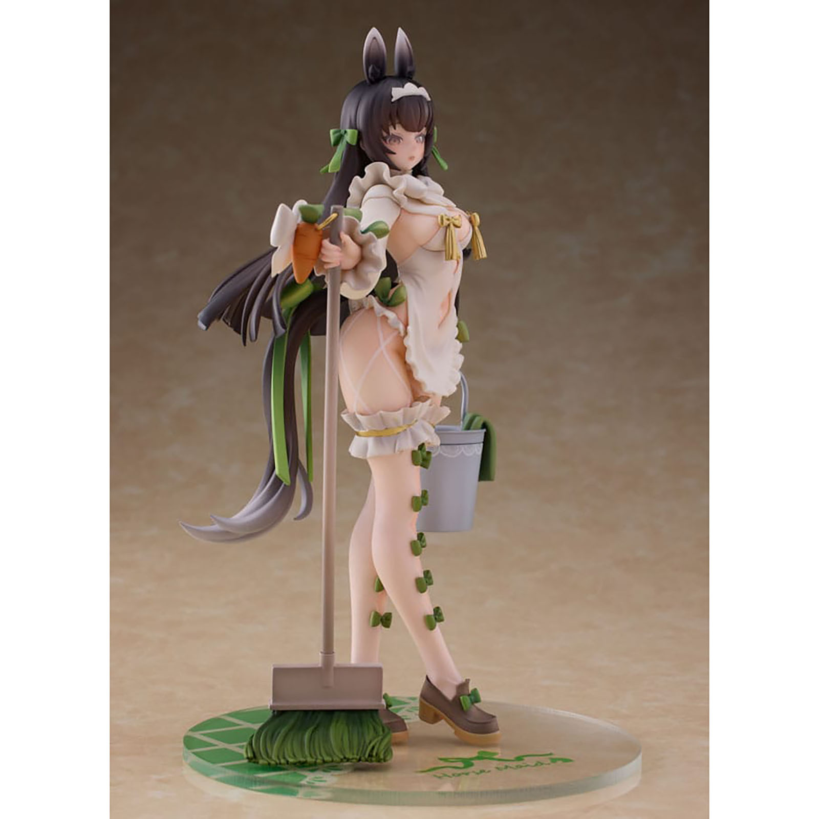 Eine Anime-Figur mit Hasenohren und einem Putzoutfit hält einen Besen und einen Eimer.