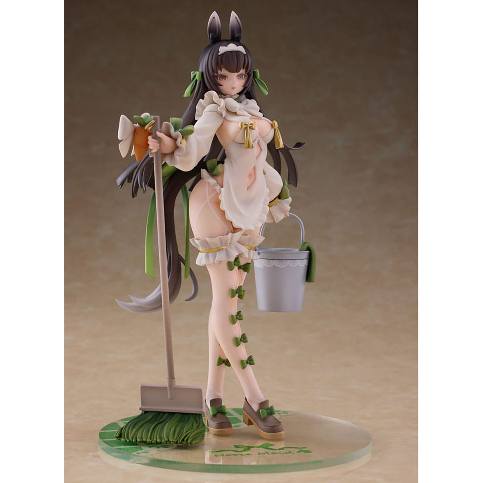 Anime-Figur einer Maid mit Hasenohren, die einen Putzmopp und einen Eimer hält.