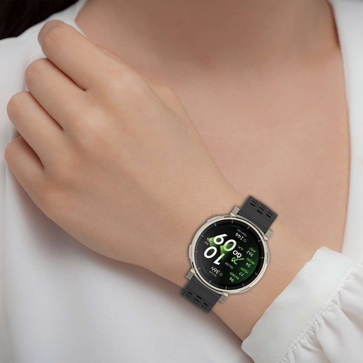 Eine Armbanduhr mit dunklem Armband und silbernem Gehäuse zeigt Fitnessdaten an.