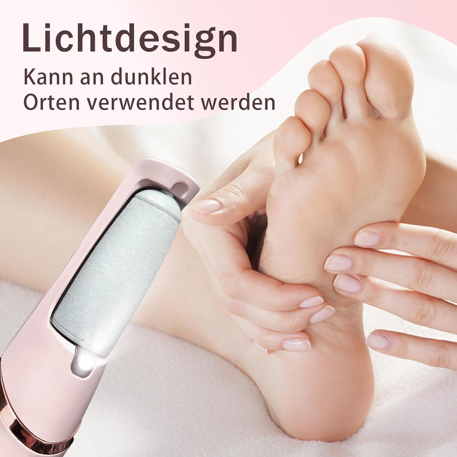 Ein pinker elektrischer Hornhautentferner mit Licht wird neben einem Damenfuß gezeigt.