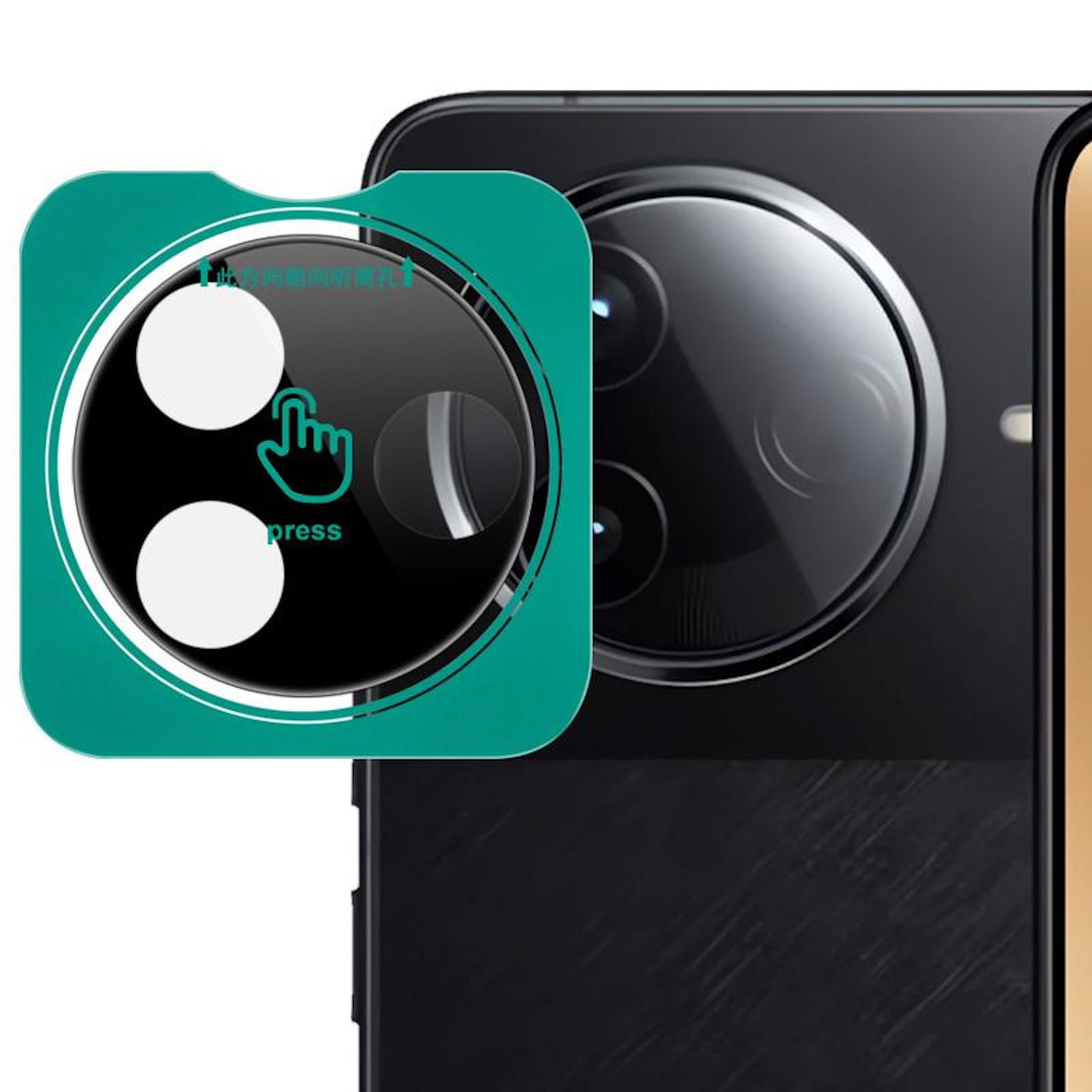 Una pellicola protettiva verde con icona impronta digitale viene posta sulla lente della fotocamera di uno smartphone nero.