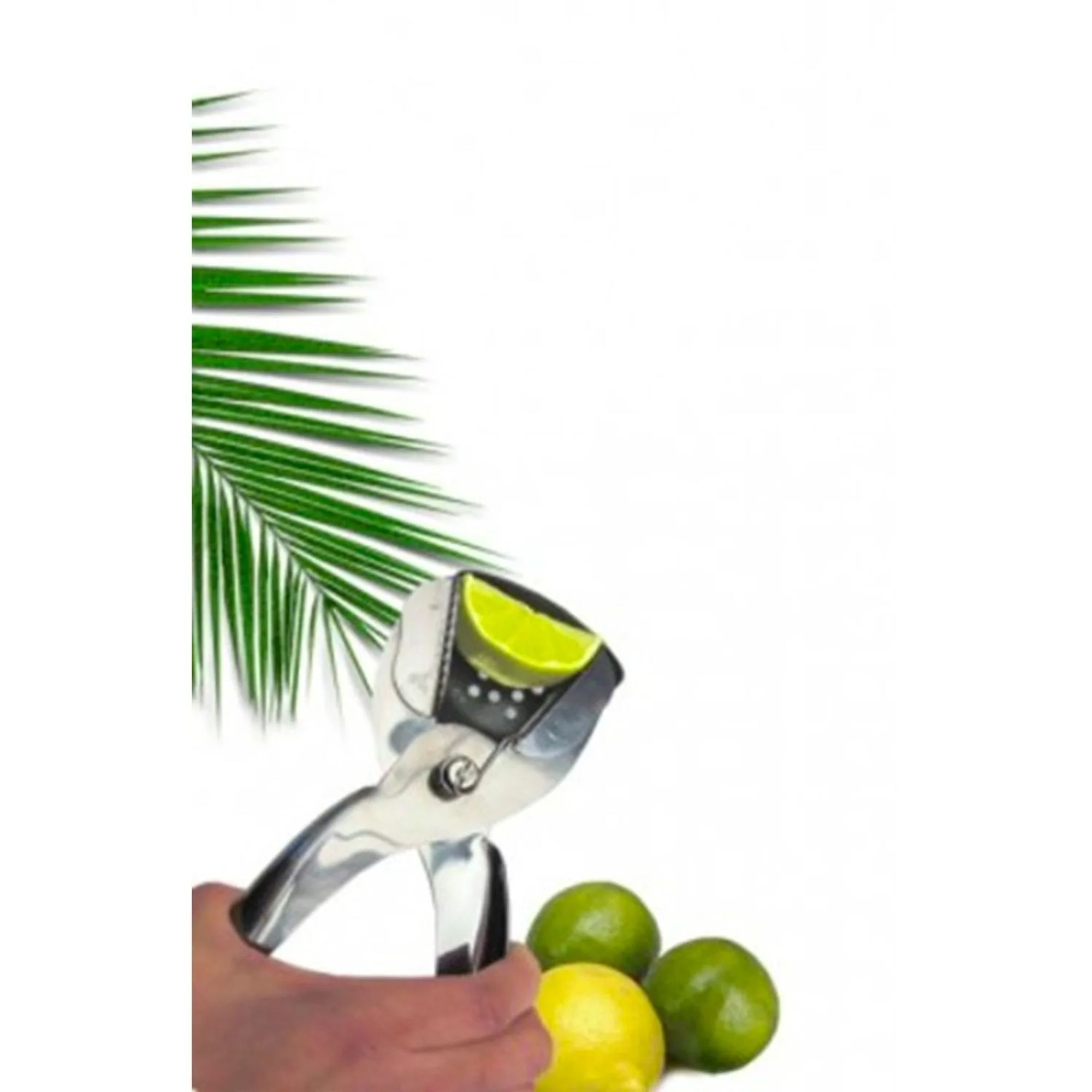 Eine Hand hält einen Zitruspresse mit einer Zitronenspalte. Mehrere Limetten liegen daneben.